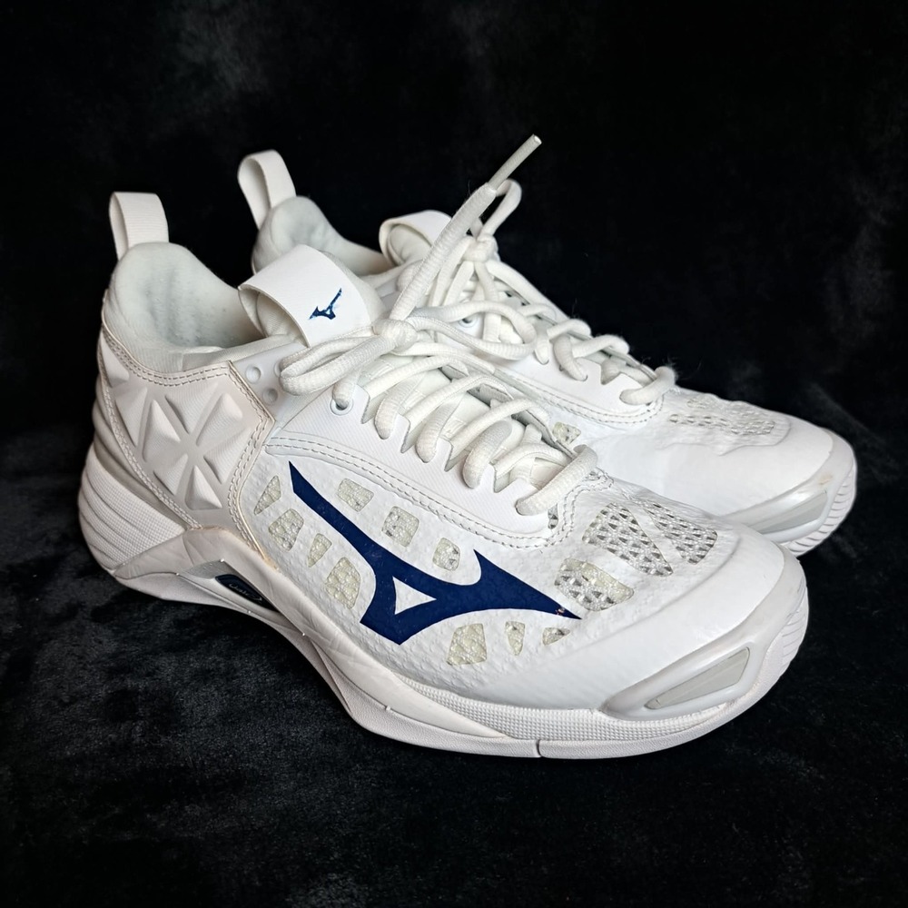 Mizuno Women's Size 6.5 Wave Momentum  White Black Volleyball Shoes.